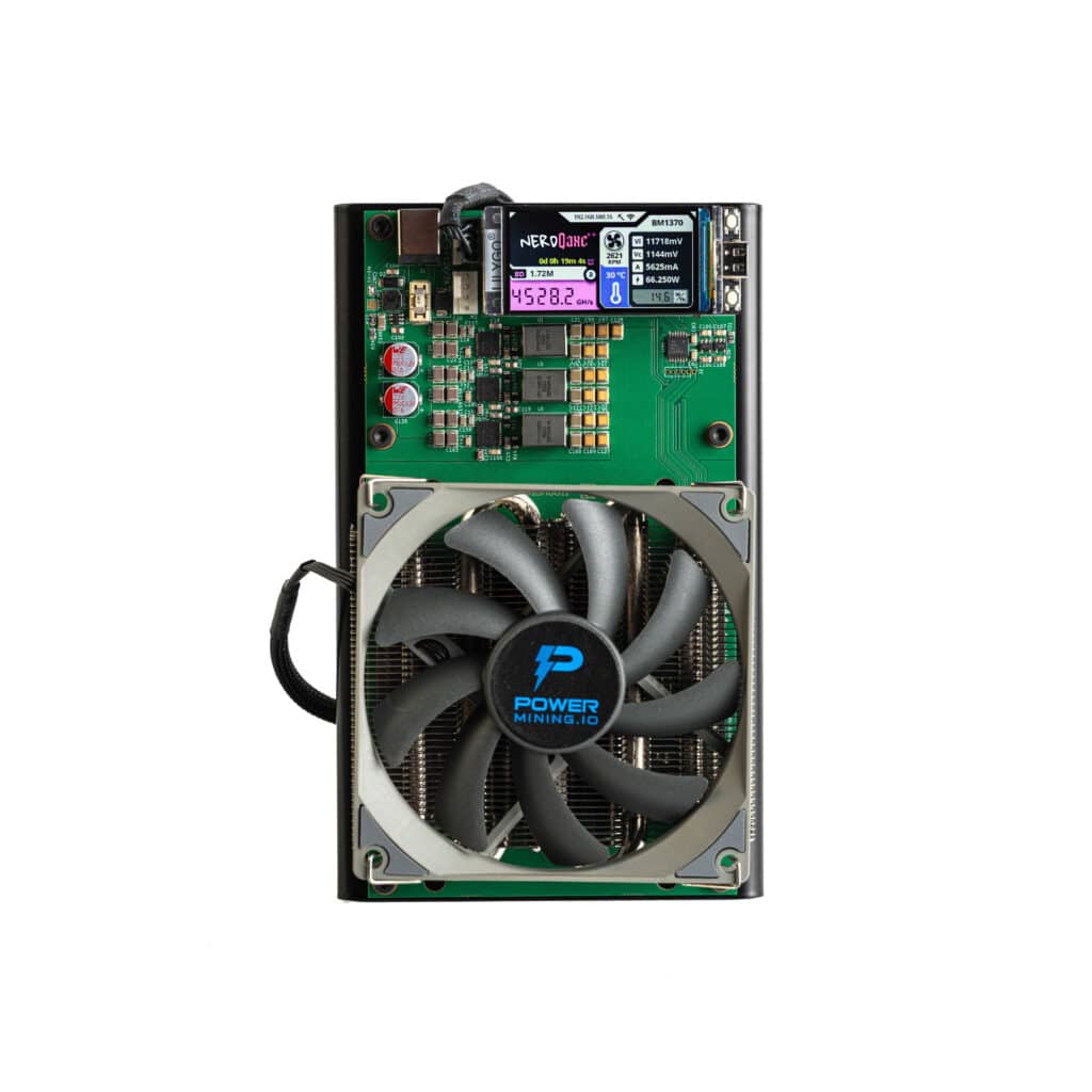 NerdQaxe++ — vue rapprochée du PCB et des quatre puces ASIC BM1370