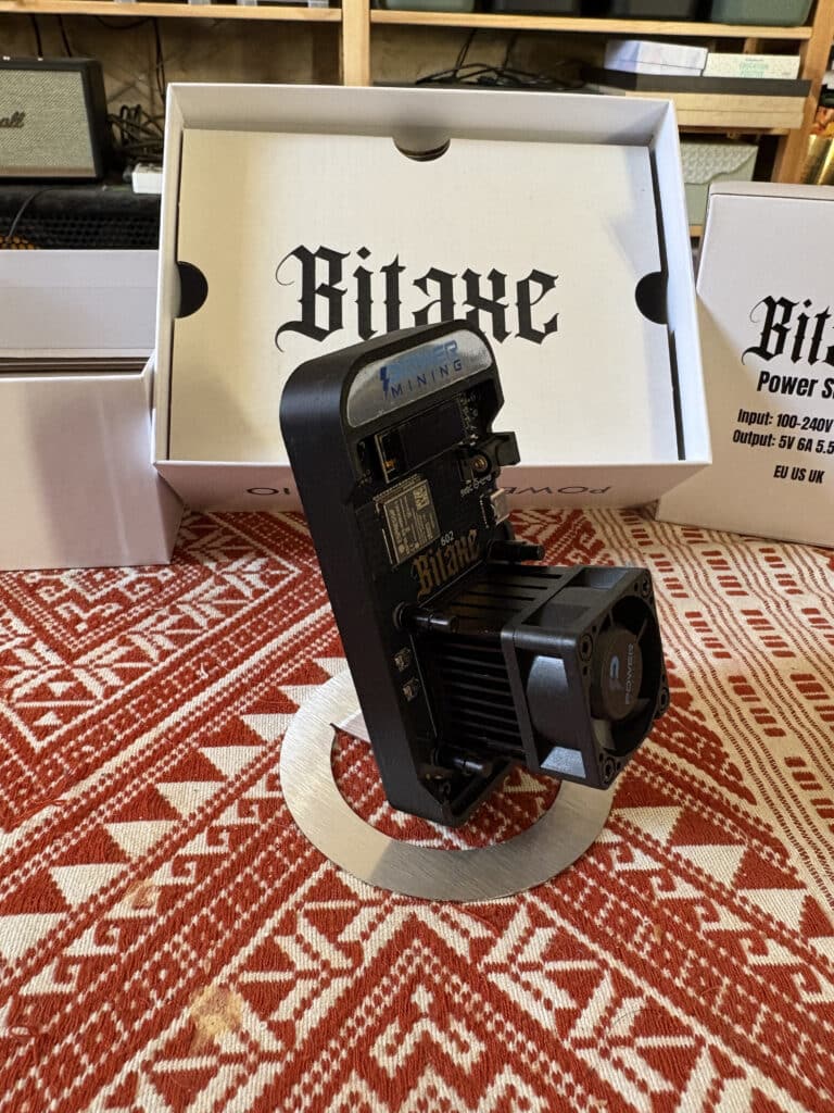 Le Bitaxe GAMMA de Power Mining - vue latérale