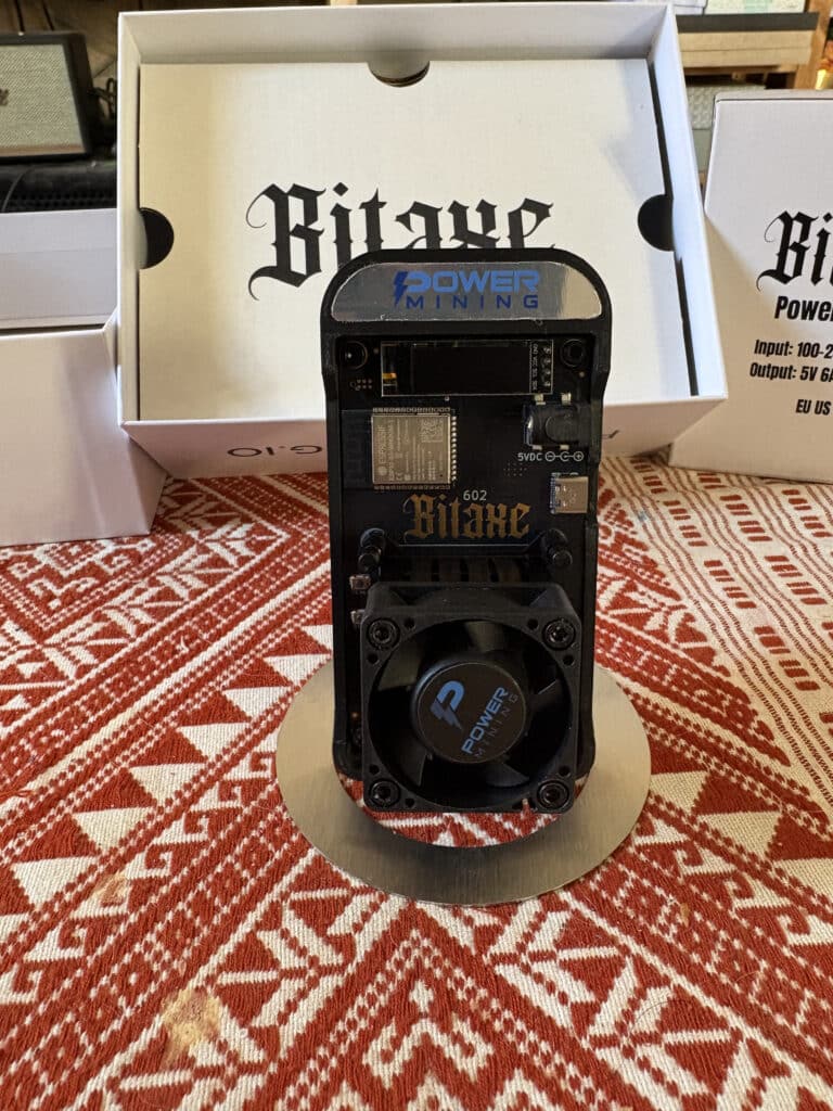 Le Bitaxe GAMMA de Power Mining - vue de face